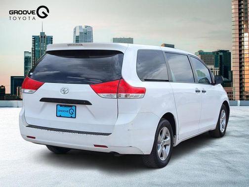 Super White 2013 Toyota Sienna SE