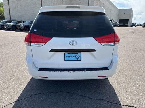 Super White 2013 Toyota Sienna SE