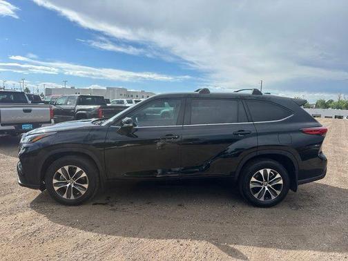 Midnight Black Metallic 2022 Toyota Highlander XLE
