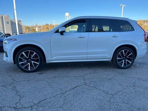 2021 Volvo XC90 T6 Momentum
