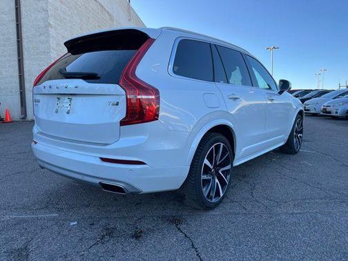 2021 Volvo XC90 T6 Momentum