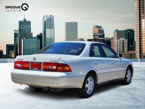 Diamond White Pearl 1999 Lexus ES 300 Base