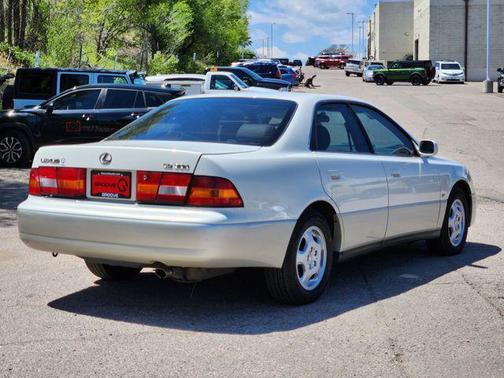 Diamond White Pearl 1999 Lexus ES 300 Base