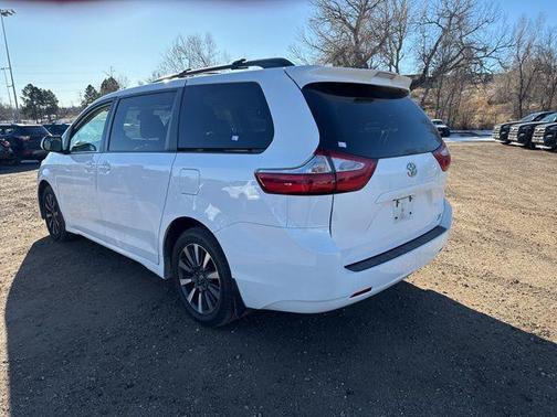 2019 Toyota Sienna LE