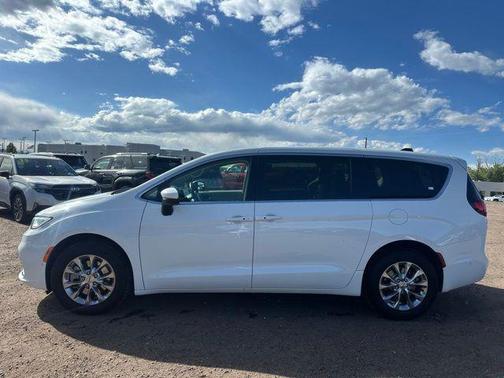 Bright White Clearcoat 2023 Chrysler Pacifica Touring L