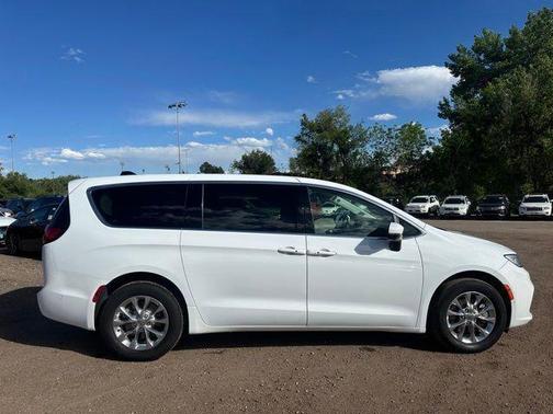 Bright White Clearcoat 2023 Chrysler Pacifica Touring L