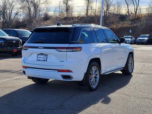 2022 Jeep Grand Cherokee Summit