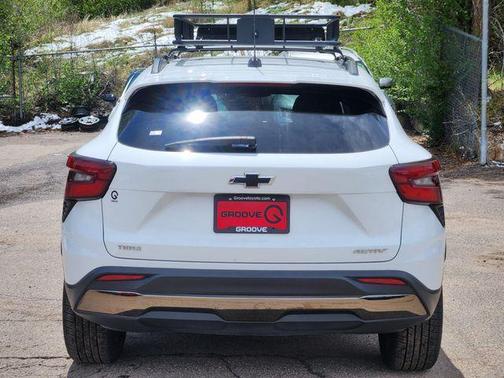 Summit White 2024 Chevrolet Trax FWD ACTIV