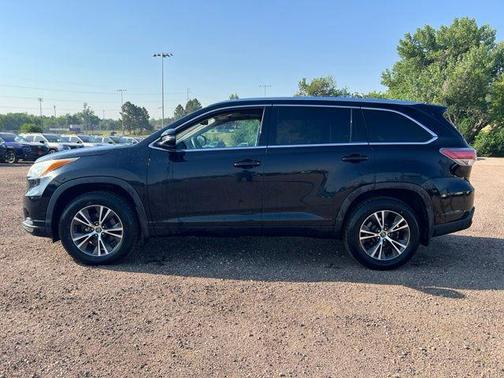 Midnight Black Metallic 2016 Toyota Highlander XLE