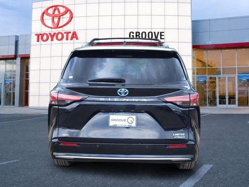 Midnight Black Metallic 2022 Toyota Sienna Limited
