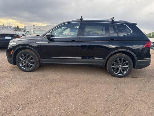 Deep Black Pearl 2022 Volkswagen Tiguan 2.0T SE 4MOTION