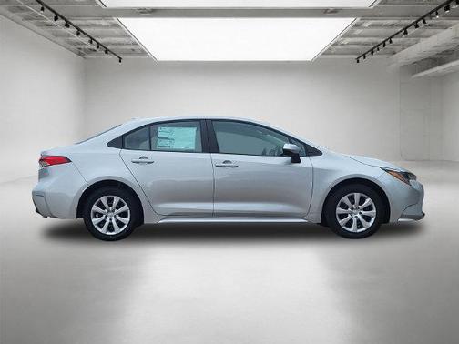 Classic Silver Met 2027 Toyota Corolla LE
