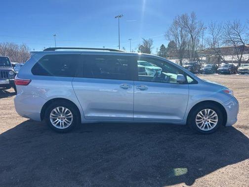 2017 Toyota Sienna XLE