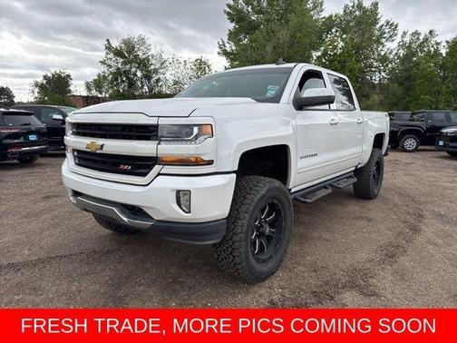 Iridescent Pearl Tricoat 2017 Chevrolet Silverado 1500 2LT