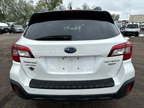 Crystal White Pearl 2018 Subaru Outback 3.6R Limited