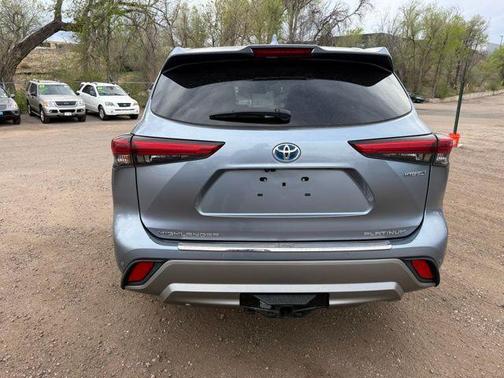 Moon Dust 2021 Toyota Highlander Hybrid Platinum