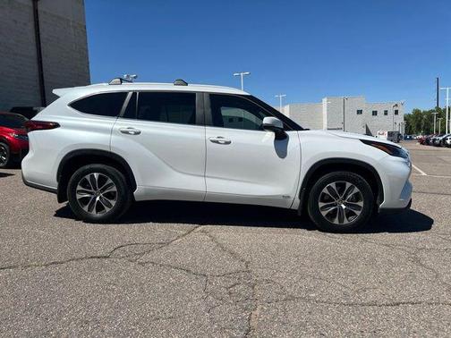 Pearl 2025 Toyota Highlander Hybrid XLE
