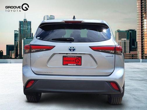 Celestial Silver Metallic 2022 Toyota Highlander Hybrid LE