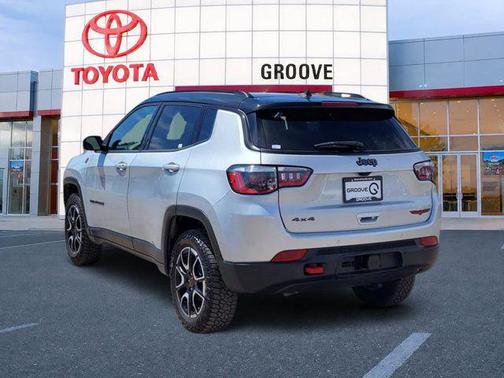 Silver Zynith Metallic Clearcoat 2025 Jeep Compass Trailhawk