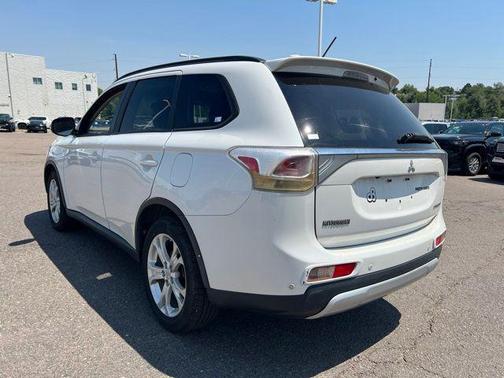 Diamond White Pearl 2015 Mitsubishi Outlander SE