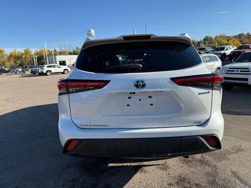 2022 Toyota Highlander Hybrid XLE