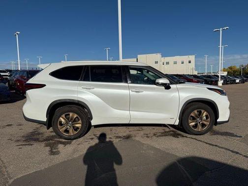 2022 Toyota Highlander Hybrid XLE