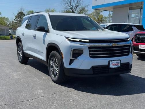 White Tri-Coat 2026 Chevrolet Traverse LT