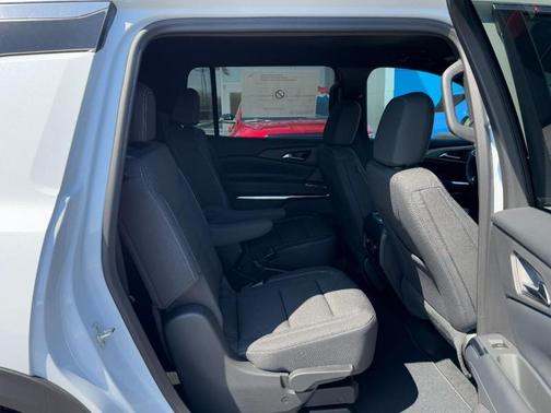 White Tri-Coat 2026 Chevrolet Traverse LT