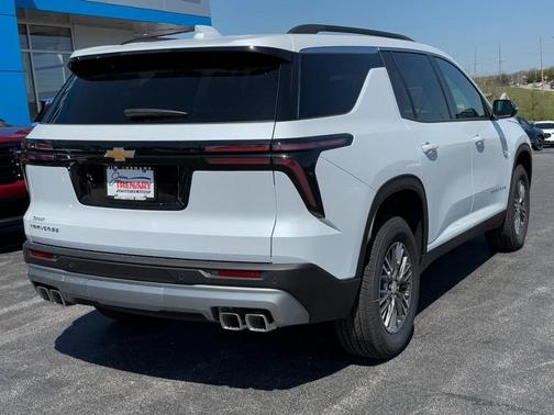 White Tri-Coat 2026 Chevrolet Traverse LT