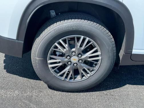 White Tri-Coat 2026 Chevrolet Traverse LT