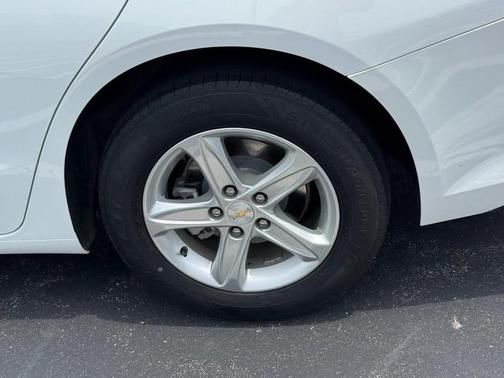 Summit White / White 2024 Chevrolet Malibu 1FL