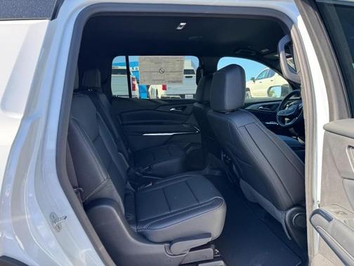 Summit White / White 2027 Chevrolet Traverse LT Cloth