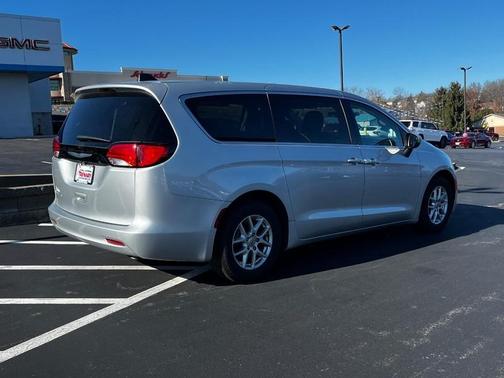 2022 Chrysler Voyager LX