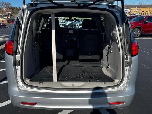 2022 Chrysler Voyager LX