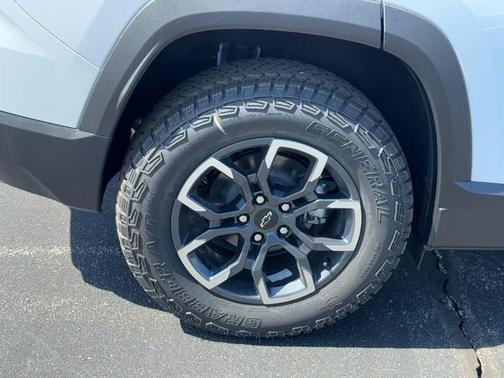 White Tri-Coat 2026 Chevrolet Equinox ACTIV