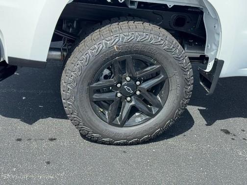 Summit White / White 2026 Chevrolet Silverado 1500 Custom Trail Boss
