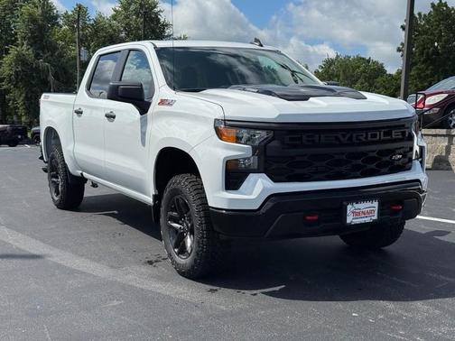 Summit White / White 2026 Chevrolet Silverado 1500 Custom Trail Boss