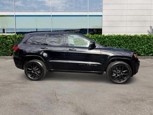 Diamond Black Crystal Pearlcoat 2018 Jeep Grand Cherokee Altitude