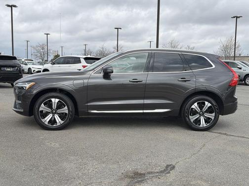 Platinum Gray Metallic 2023 Volvo XC60 Recharge Plug-In Hybrid T8 Plus Bright Theme