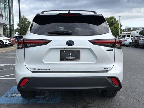 Wind Chill Pearl 2024 Toyota Highlander Hybrid XLE