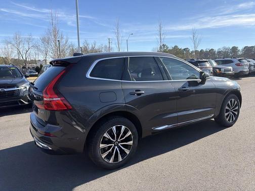 Platinum Gray Metallic 2023 Volvo XC60 B5 Plus Bright Theme