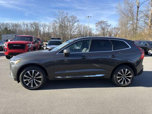 Platinum Gray Metallic 2023 Volvo XC60 B5 Plus Bright Theme