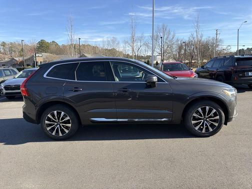Platinum Gray Metallic 2023 Volvo XC60 B5 Plus Bright Theme