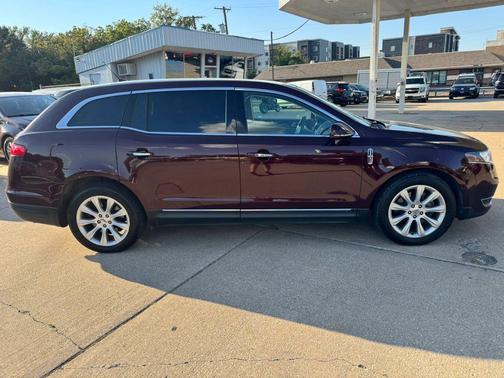 Darkred 2017 Lincoln MKT Elite
