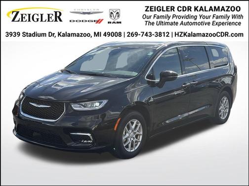Diamond Black 2025 Chrysler Pacifica Select