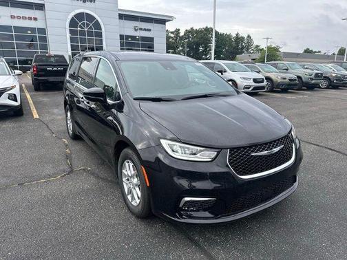 2026 Chrysler Pacifica Select