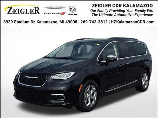 Brilliant Black Crystal Pearlcoat 2023 Chrysler Pacifica Limited