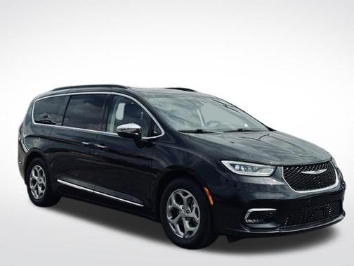 Brilliant Black Crystal Pearlcoat 2023 Chrysler Pacifica Limited
