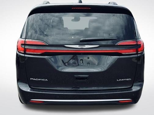 Brilliant Black Crystal Pearlcoat 2023 Chrysler Pacifica Limited