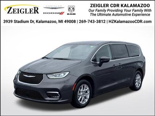 Granite Crystal Clearcoat Metallic 2023 Chrysler Pacifica Touring-L